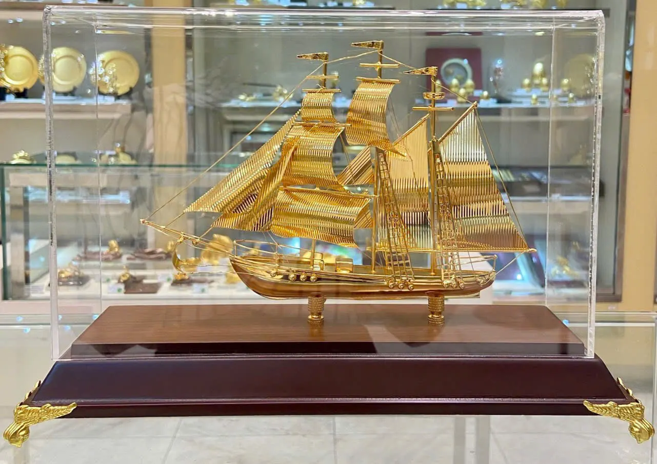 Thuyền Buồm Mạ Vàng 24K